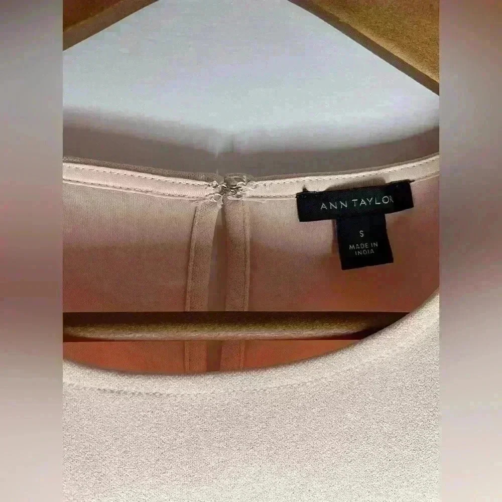 Gorgeous Anne Taylor  Light Pink /Peach Top with Flat Round Beading Size Small - Picture 4 of 9